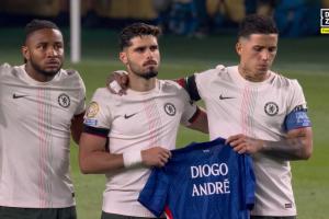 华体会官网-切尔西前锋内托拿着印有若塔兄弟名字的球衣进场，举球衣悼念